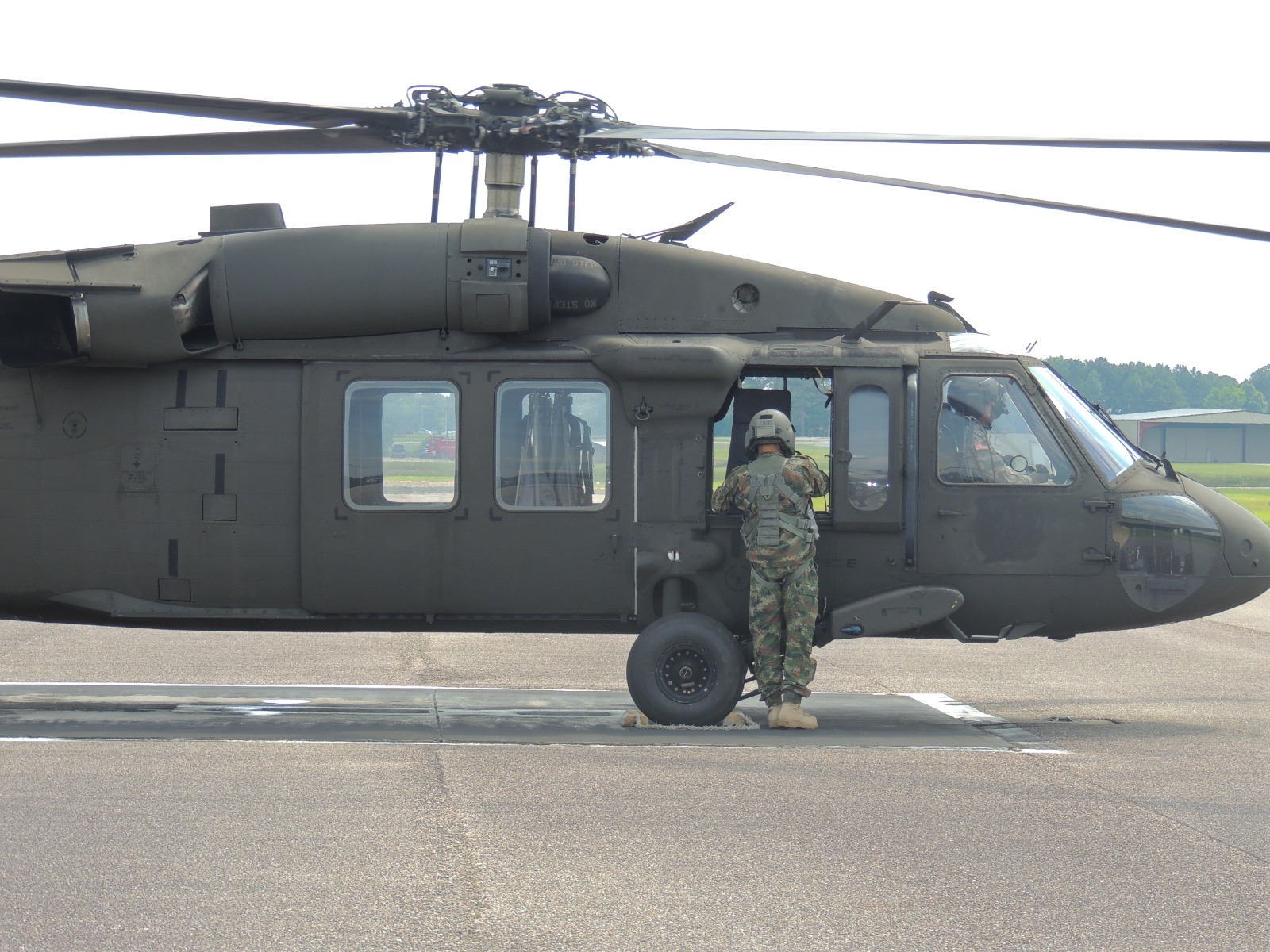 El Mayor junto al Black Hawk en plataforma