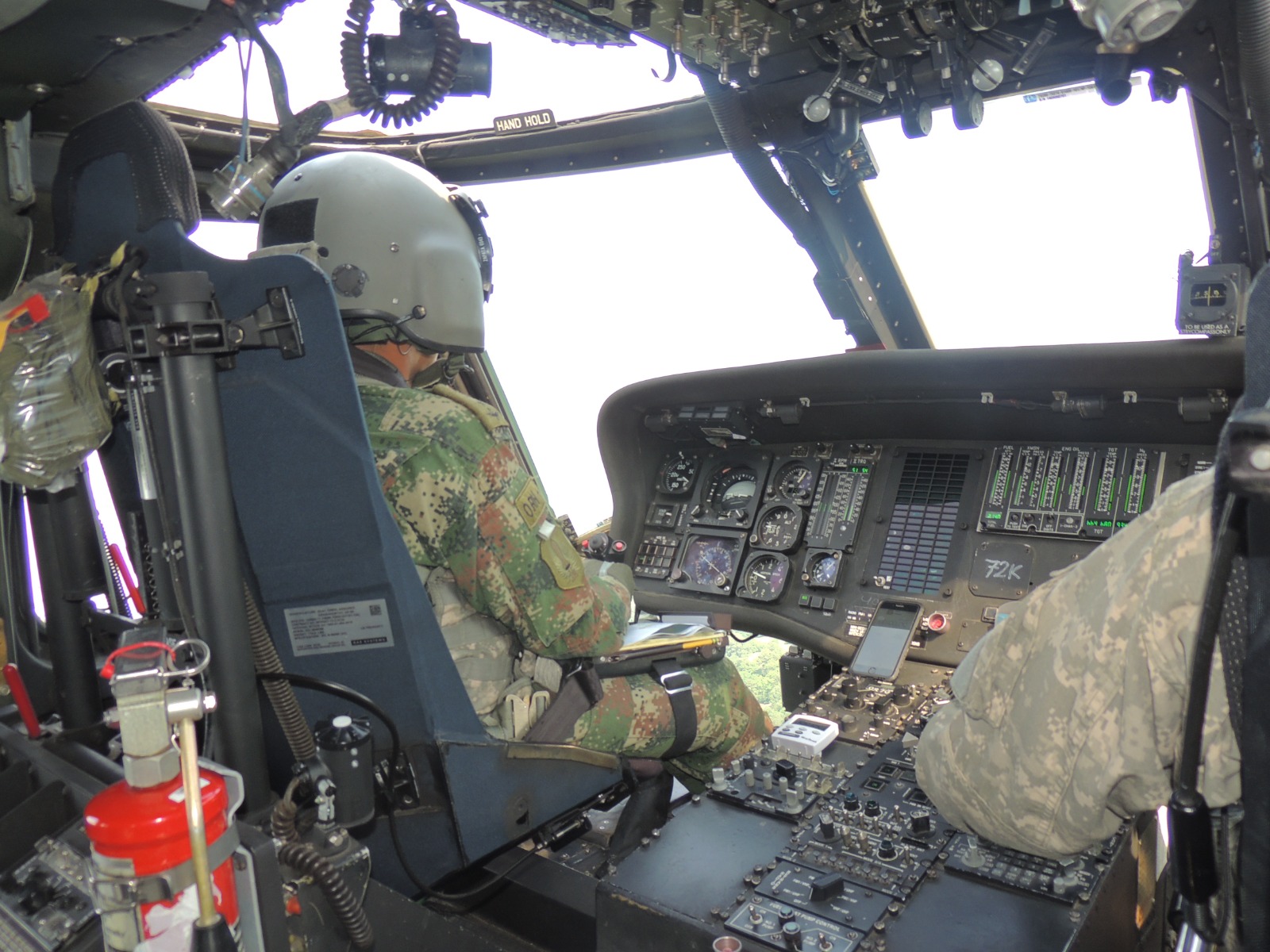 Mayor del Ejército en cabina del UH-60 Black Hawk con casco de vuelo
