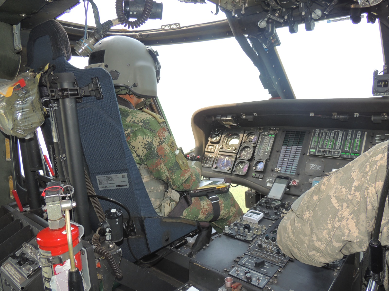 Piloto al mando del UH-60 en vuelo